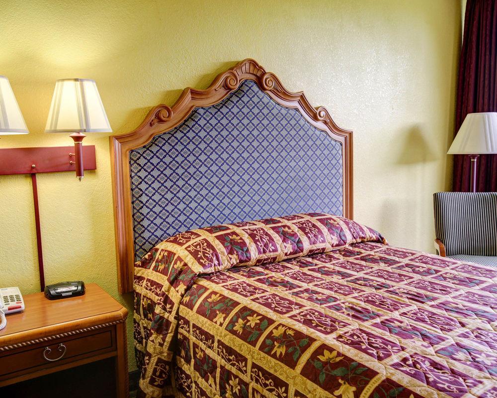 University Inn Hotel 2*