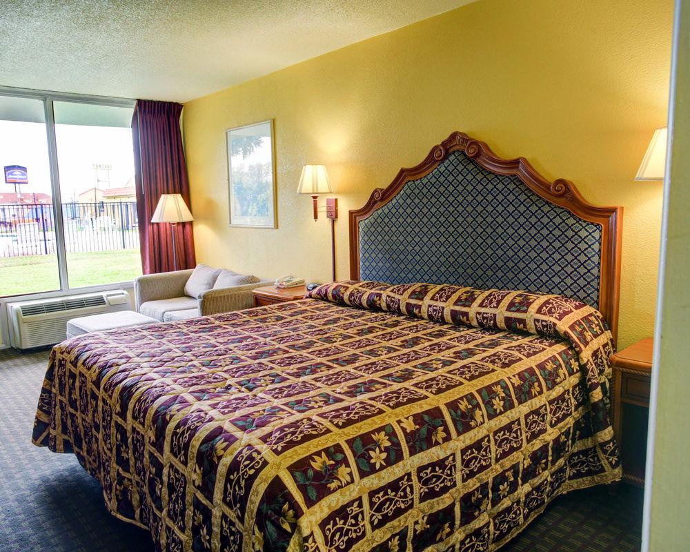 University Inn Hotel 2*