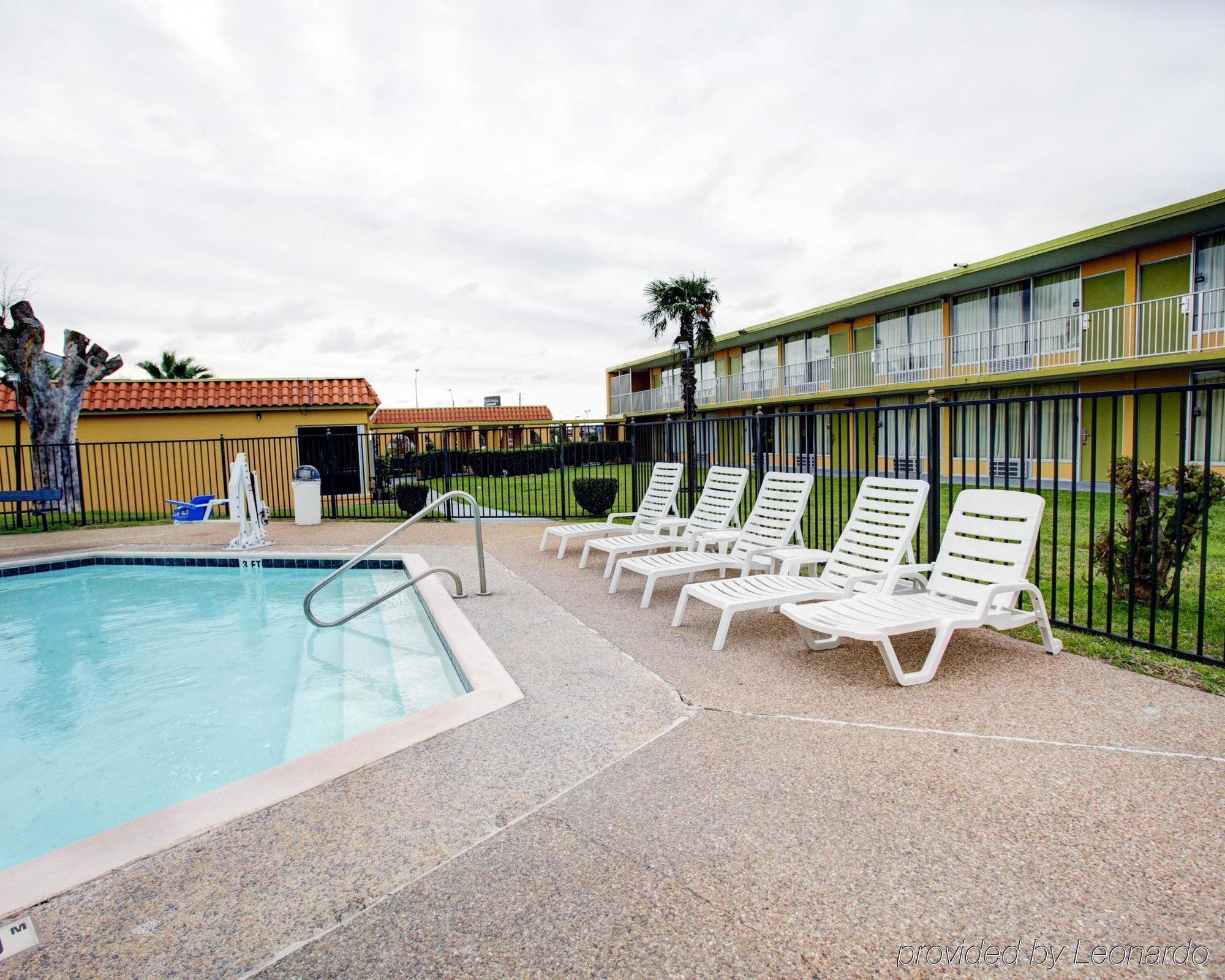 University Inn Hotel 2*