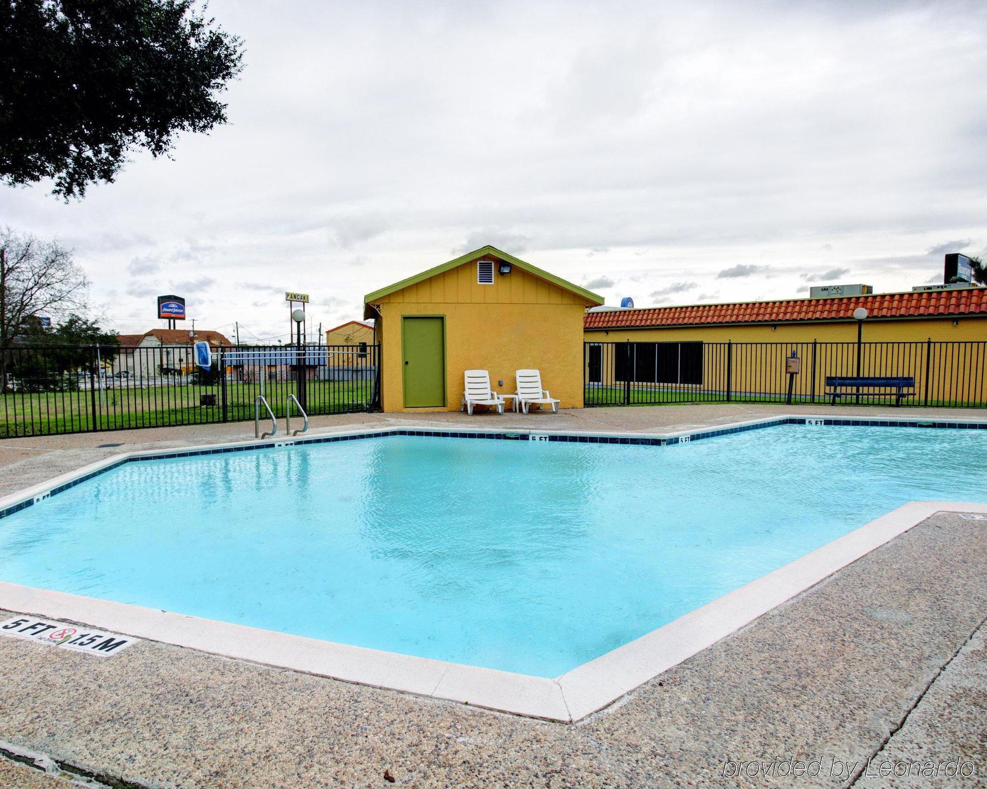 University Inn Hotel 2*