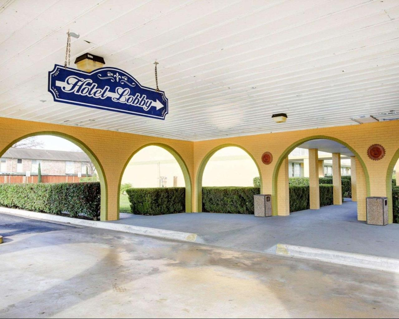 University Inn Hotel 2*