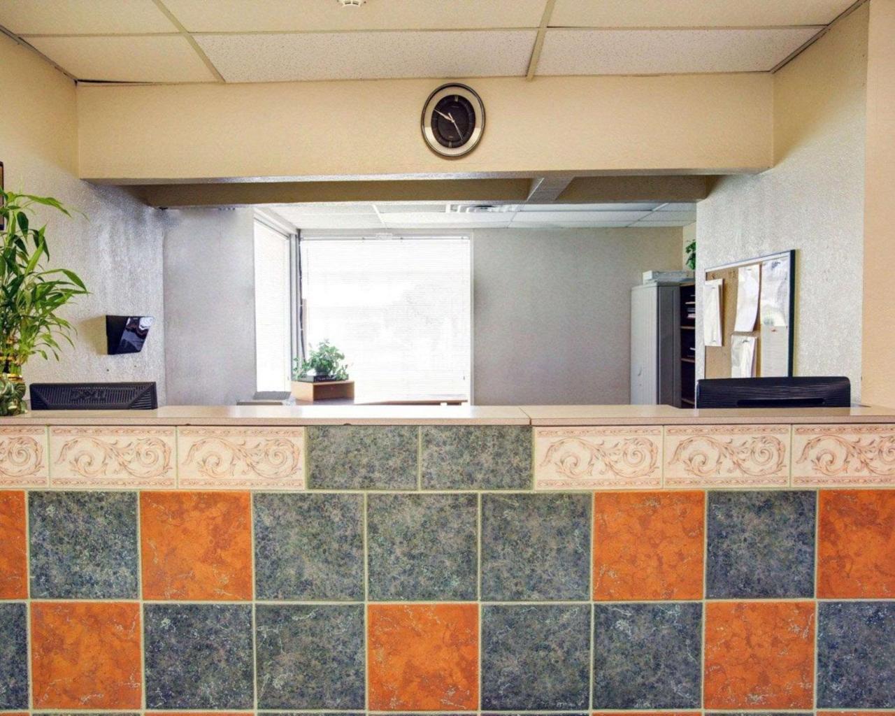 University Inn Hotel 2*