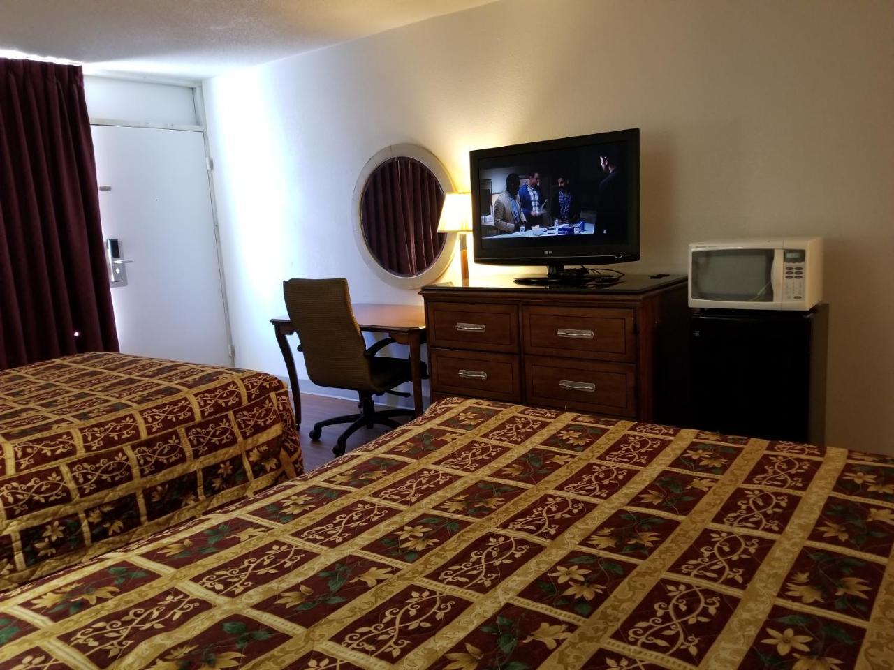 University Inn Hotel 2*